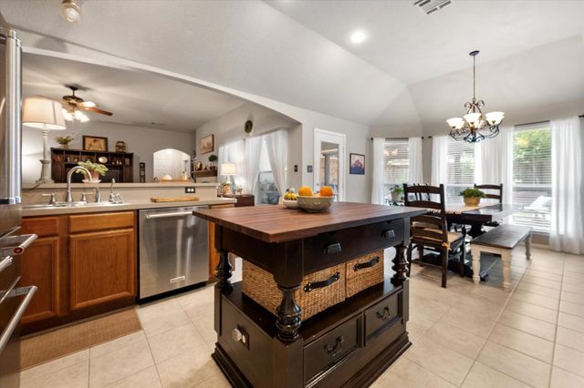 909 Mesquite Drive, Burleson, TX 76028