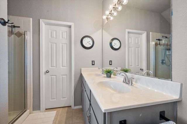 909 Mesquite Drive, Burleson, TX 76028