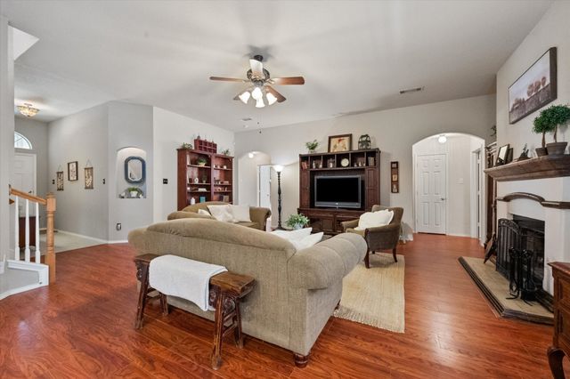 909 Mesquite Drive, Burleson, TX 76028