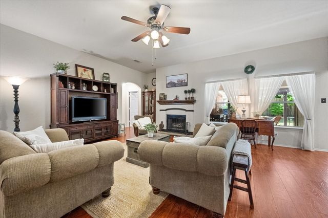 909 Mesquite Drive, Burleson, TX 76028