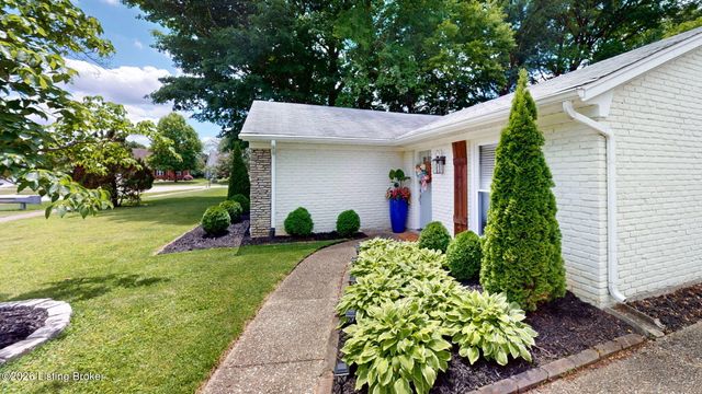 8402 Daverman Dr, Louisville, KY 40228