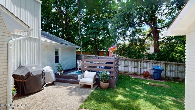 8402 Daverman Dr, Louisville, KY 40228