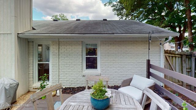 8402 Daverman Dr, Louisville, KY 40228