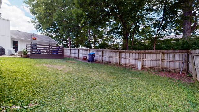 8402 Daverman Dr, Louisville, KY 40228