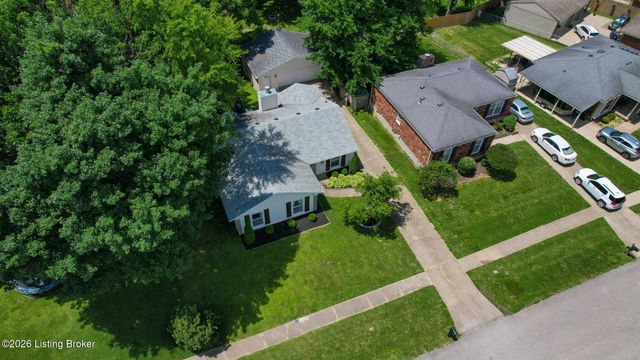 8402 Daverman Dr, Louisville, KY 40228