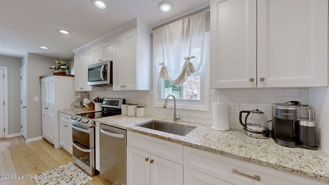 8402 Daverman Dr, Louisville, KY 40228