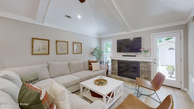 8402 Daverman Dr, Louisville, KY 40228