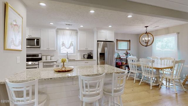 8402 Daverman Dr, Louisville, KY 40228