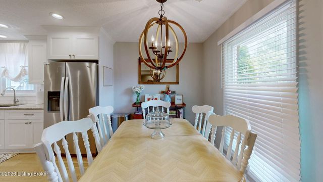 8402 Daverman Dr, Louisville, KY 40228