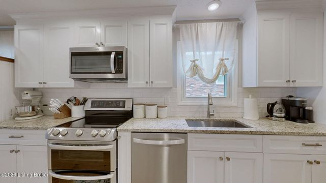 8402 Daverman Dr, Louisville, KY 40228