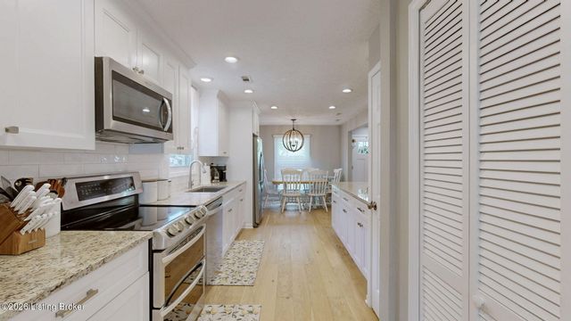 8402 Daverman Dr, Louisville, KY 40228