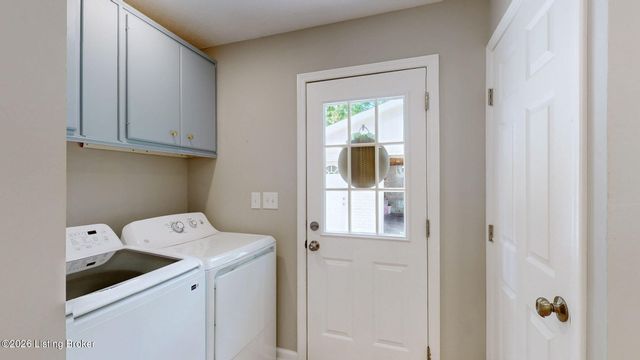 8402 Daverman Dr, Louisville, KY 40228
