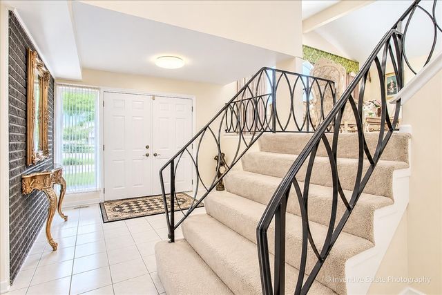 9938 N Huber Lane, Niles, IL 60714