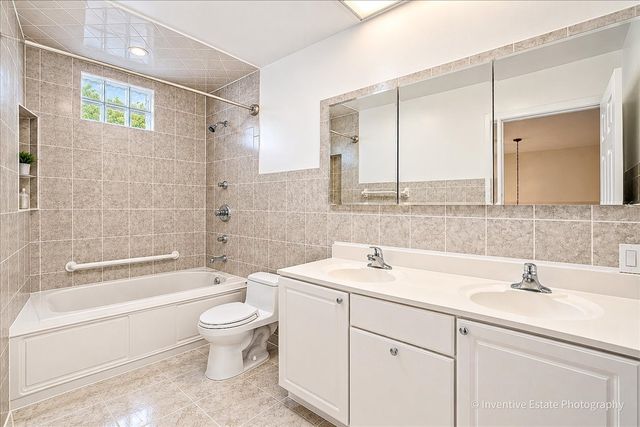 9938 N Huber Lane, Niles, IL 60714