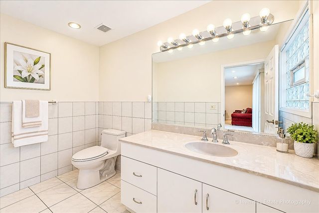 9938 N Huber Lane, Niles, IL 60714