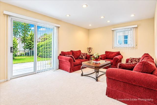 9938 N Huber Lane, Niles, IL 60714