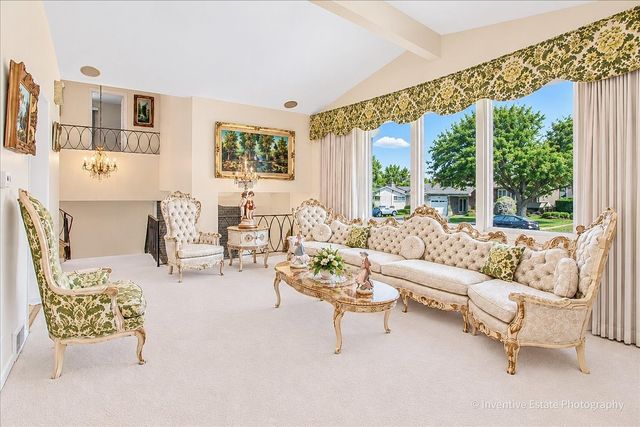 9938 N Huber Lane, Niles, IL 60714