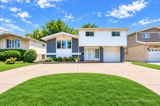 9938 N Huber Lane, Niles, IL 60714