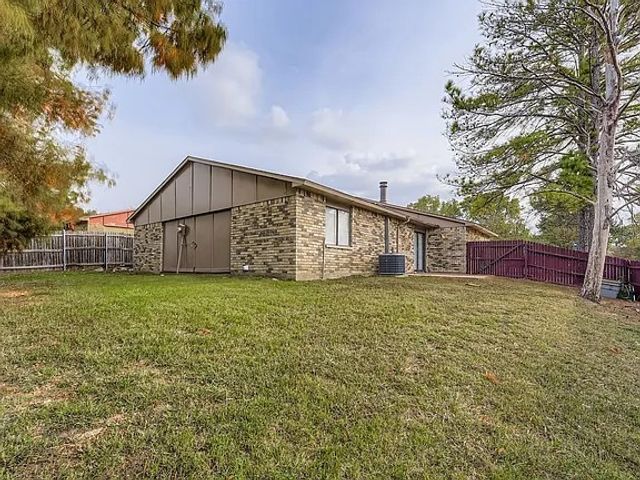 2001 Newbury Drive, Arlington, TX 76014