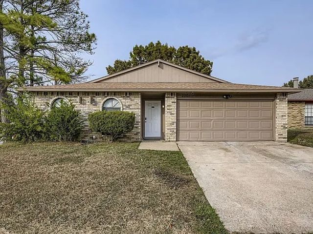 2001 Newbury Drive, Arlington, TX 76014