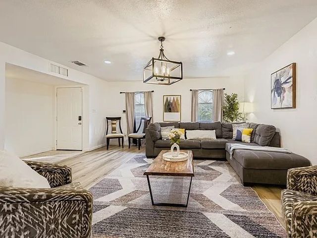 2001 Newbury Drive, Arlington, TX 76014