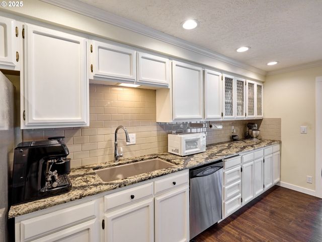 28502 S HIGHWAY 213, Molalla, OR 97038