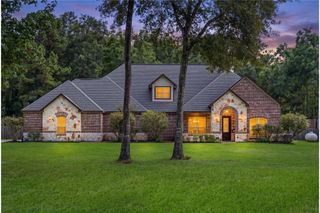 818 Commons Lake Edge Drive, Huffman, TX 77336
