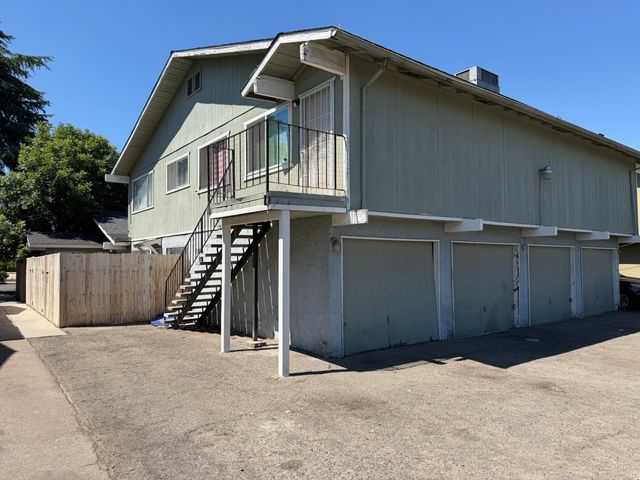 637 W Ashlan Avenue, Clovis, CA 93612