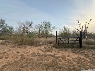 113 CR 2672, Devine, TX 78016