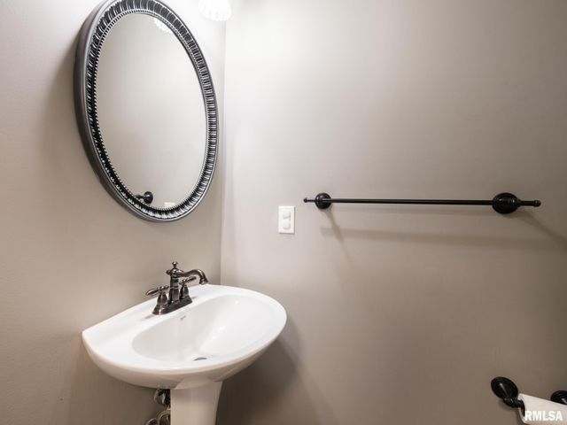 106 STONEWOOD Drive, East Peoria, IL 61611