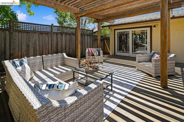 132 Rishell Dr, Oakland, CA 94619