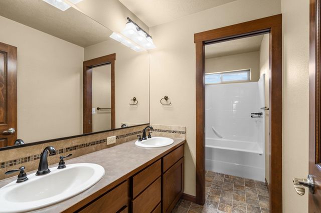 17709 E Daystar Rd, Greenacres, WA 99016