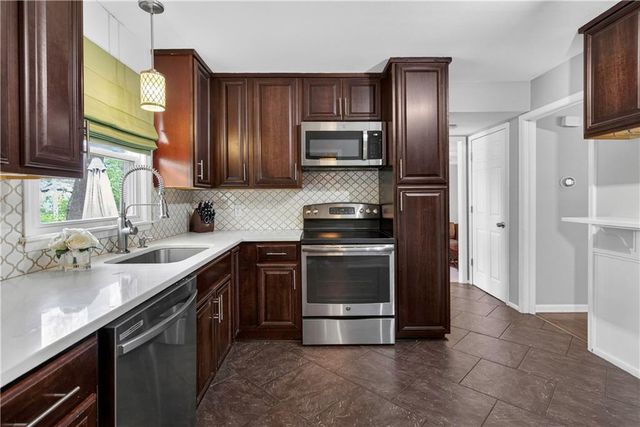9802 Eby Street, Overland Park, KS 66212