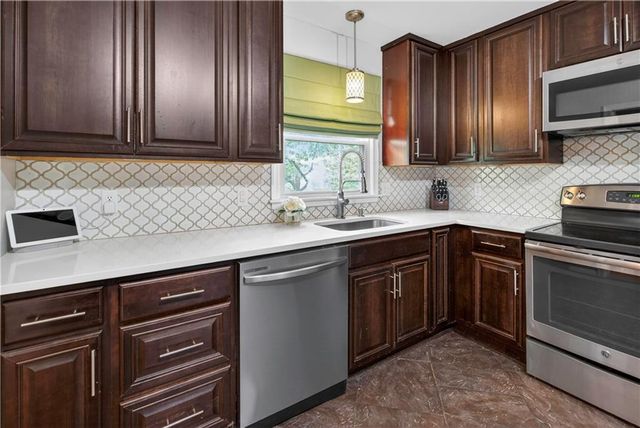 9802 Eby Street, Overland Park, KS 66212