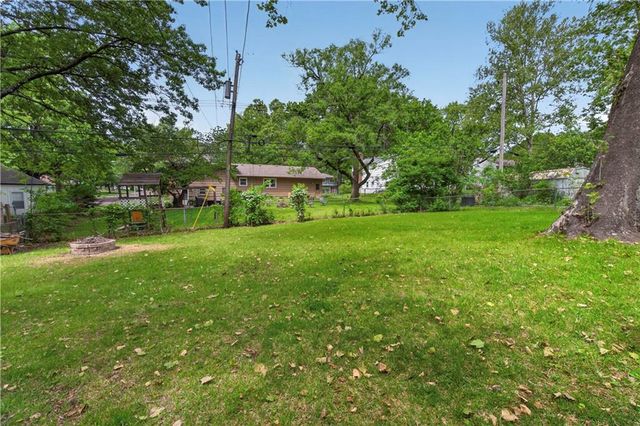 9802 Eby Street, Overland Park, KS 66212