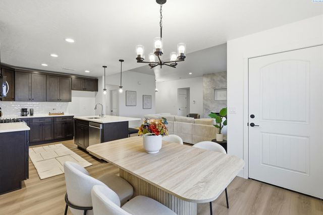 6593 W 29th Ct, Kennewick, WA 99338