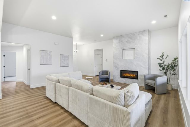 6593 W 29th Ct, Kennewick, WA 99338