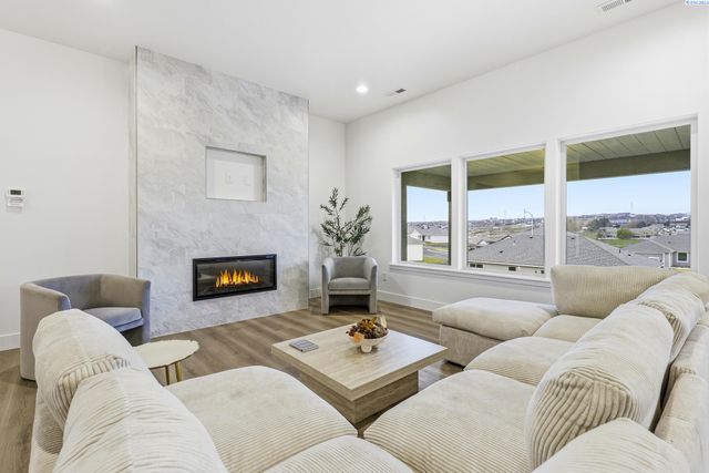 6593 W 29th Ct, Kennewick, WA 99338