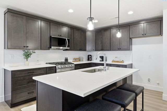 6593 W 29th Ct, Kennewick, WA 99338