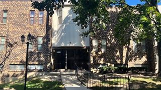 2275 COUNTRY CLUB Drive 22, Woodridge, IL 60517