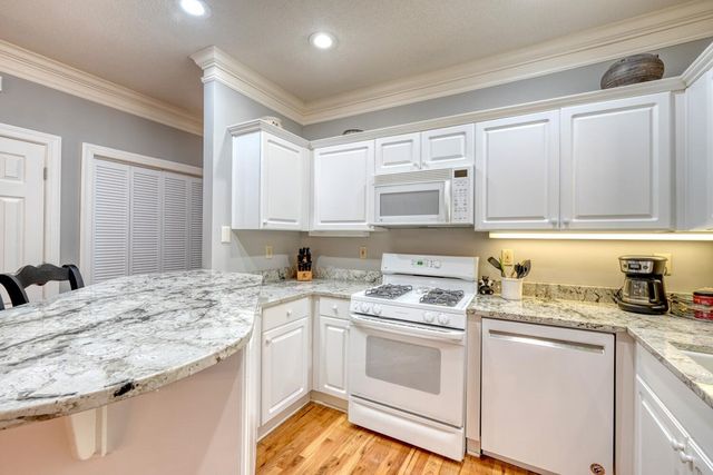 112 Glen Eagle Ct D202, Clayton, GA 30525