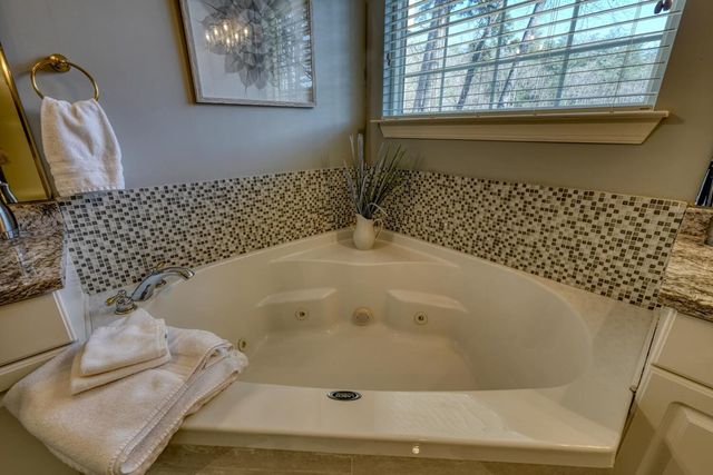112 Glen Eagle Ct D202, Clayton, GA 30525