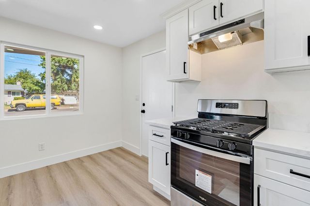 1812 W 5th Street, Madera, CA 93637