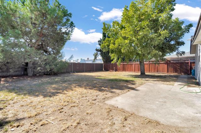 1812 W 5th Street, Madera, CA 93637