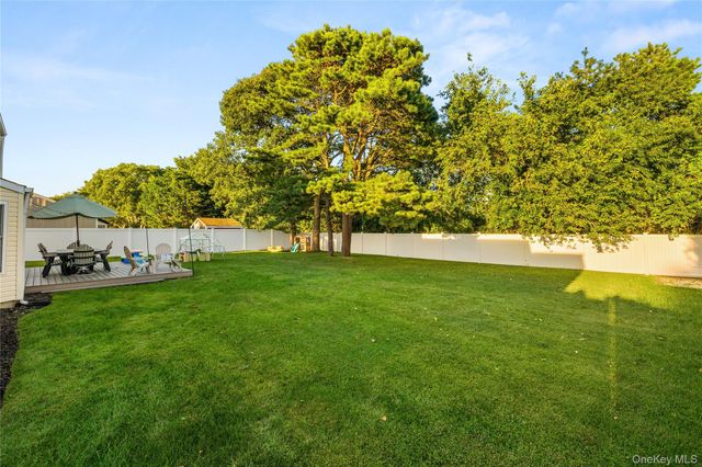 23 Blueberry Lane, Patchogue, NY 11772