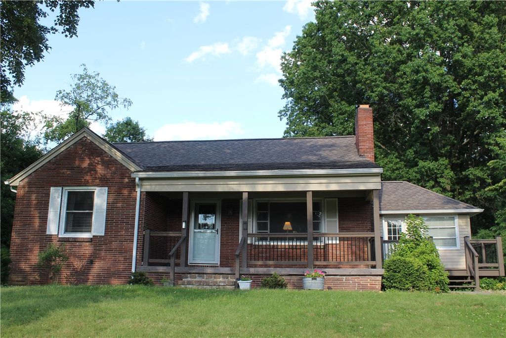 3106 Fernwood Ln, Neshannock Twp, PA 16105