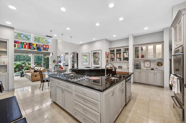 818 Sierra Oaks Vista Ln, Sacramento, CA 95864