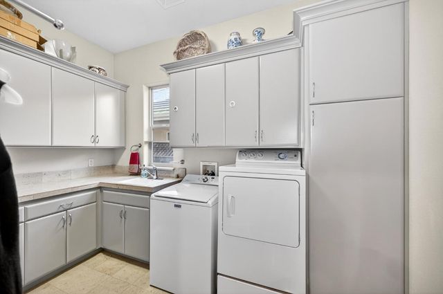 818 Sierra Oaks Vista Ln, Sacramento, CA 95864