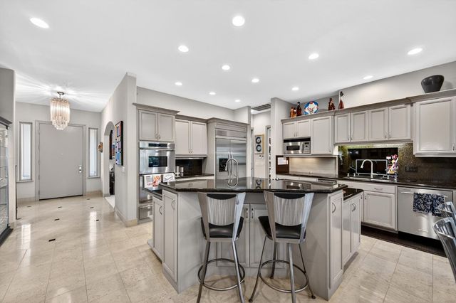 818 Sierra Oaks Vista Ln, Sacramento, CA 95864