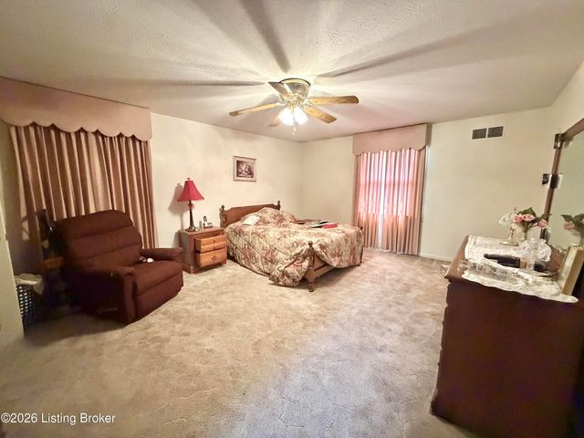 8907 Lakeridge Dr, Louisville, KY 40272
